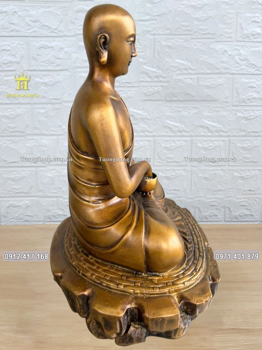 Hình ảnh nhìn nghiêng của bức tượng đồng